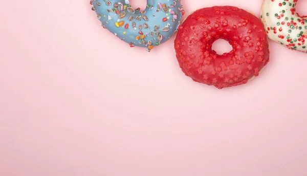 Set van donuts van verschillende kleuren — Stockfoto