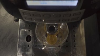 kahve makinesi yavaş yavaş buhar yayan tarafından cappuccino hazırlar