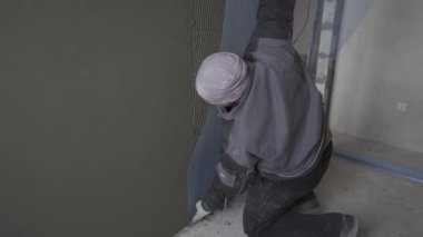 Builder net duvara ekler.