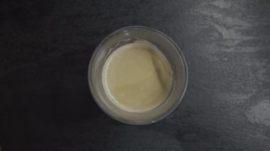 Kahve için süt eklenir