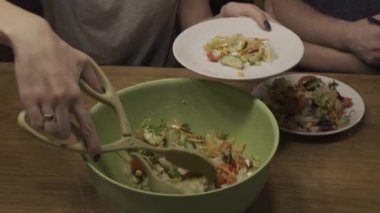 Karısı salata koyar, kocam bekliyor