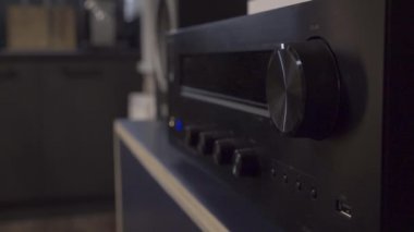 Kadın uyuyor ve video oynatıcı üzerinde ses düzeyini artırır