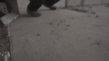 Oluşturucu inşaat atıkları toplar