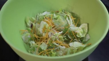 Kırmızı lahana salatası yeşil bir kase ekleyin