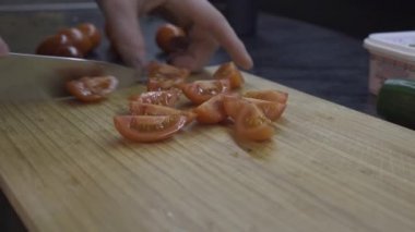 Adam ahşap bir gemide domates dilimleri