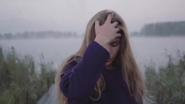 Kadın saç gülümsüyor düzeltiyor ve kamera için onun elini uzatır