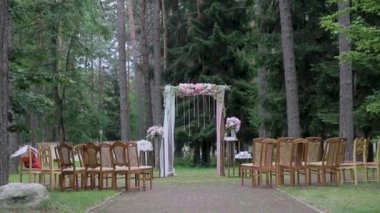 Orman arka plan üzerinde düğün kayıt çıkın