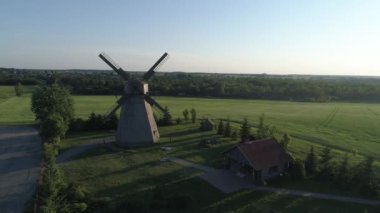 Köyün eski değirmen uzakta uçan hava