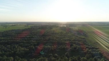 Hava alanı çevresinde orman üzerinde uçan