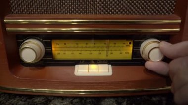 Kadın sesini ayarlar ve radyo dalgası yapılıyor