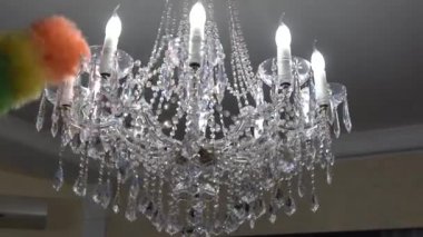 Tüy silgi ile temizlikçi kadın toz alma avize