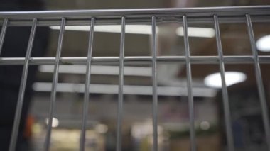 Boş arabası süpermarket koridor hareket