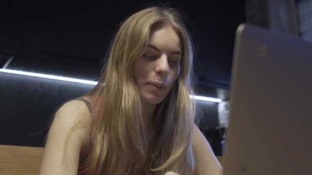 Kobieta wygląda w monitor laptopa — Wideo stockowe