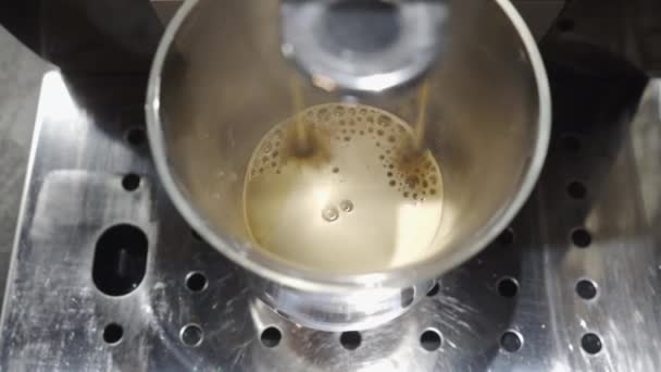 Koffiemachine eindigt koken cappuccino — Stockvideo