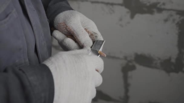 Hombre agudiza un lápiz con un cuchillo de construcción — Vídeos de Stock