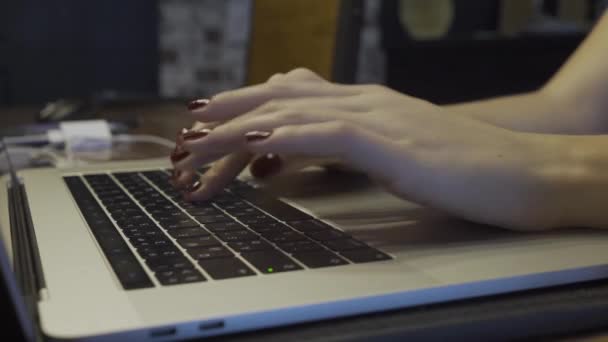 Mujer escribiendo en un teclado portátil en medio de personas caminando — Vídeos de Stock