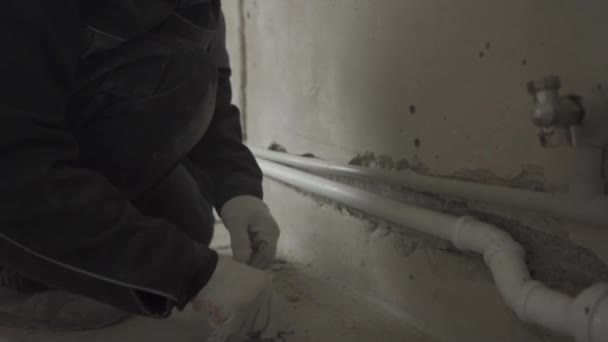 Bauarbeiter steckt Dübel in die Wand — Stockvideo