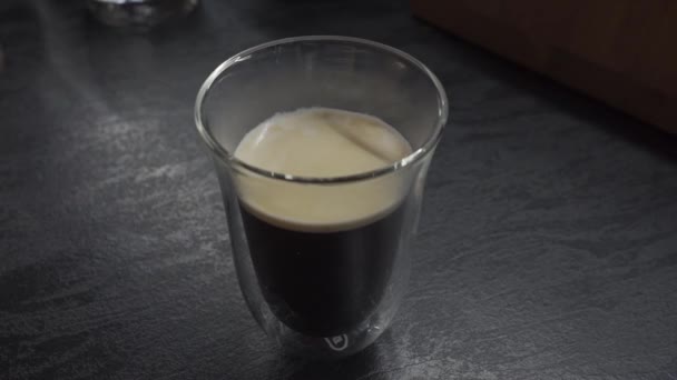 In americano versano il latte — Video Stock