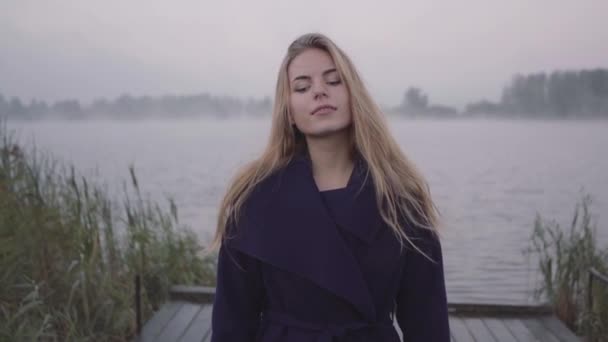 Una Donna Con Cappotto Viola Lunghi Capelli Biondi Occhi Azzurri — Video Stock