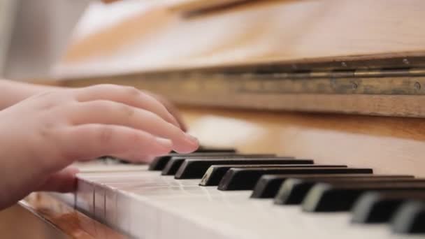 Niña tocando el piano — Vídeo de stock