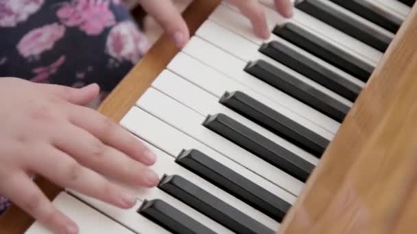 Liten flicka spela piano — Stockvideo