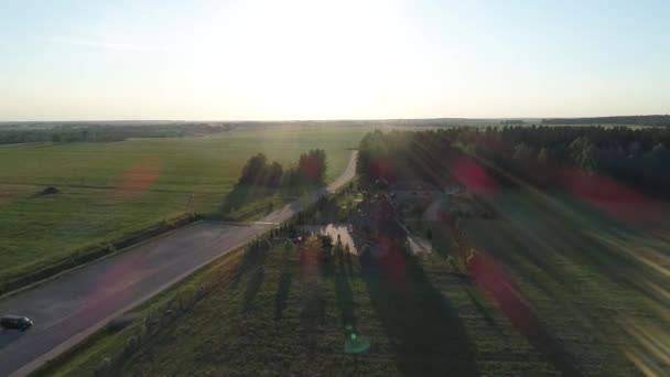 Aerial flygning över kristna ryska kyrkan och flyger längs vägen till solen — Stockvideo