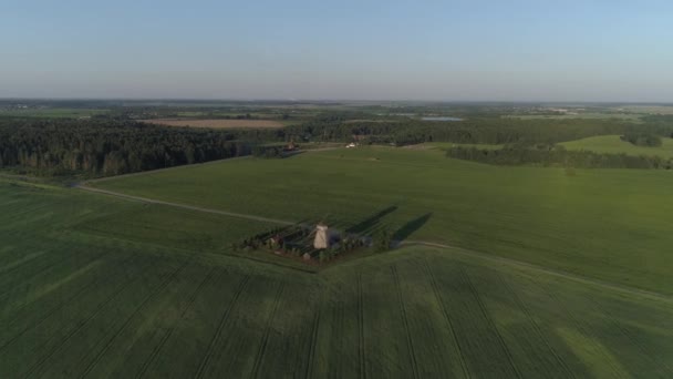 Flygfoto precis vid den gamla kvarnen och flyger över den — Stockvideo