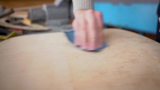 Homem lida com madeira com cada papel — Vídeo de Stock