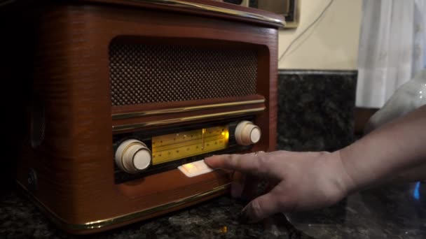 Женщина настроила радио — стоковое видео