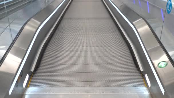 Ejecutar una escalera mecánica directa en un centro comercial — Vídeo de stock