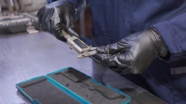 adam bir elektronik Kaliper kadar seçer