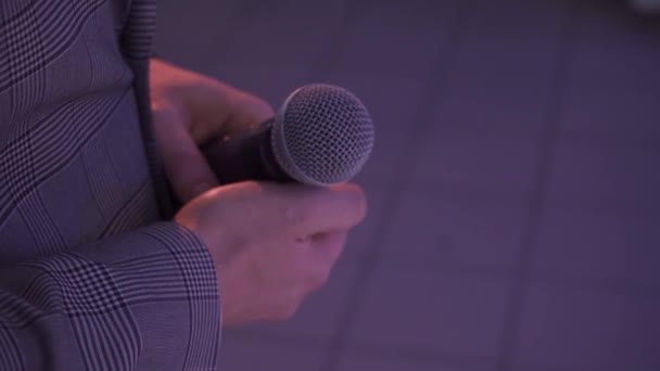 Hombre sostiene micrófono — Vídeo de stock
