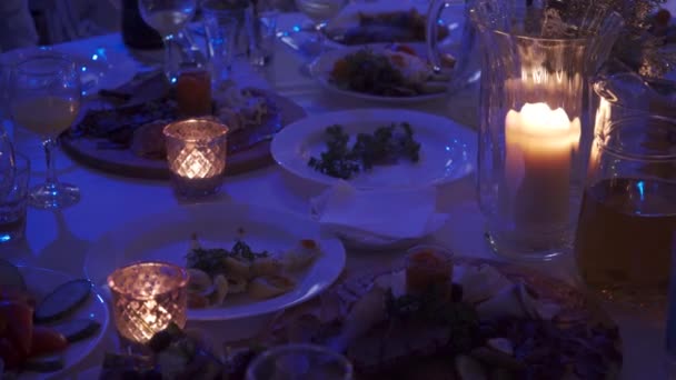 Dekoracja stołu bankiet, świece na stole bankietowym — Wideo stockowe