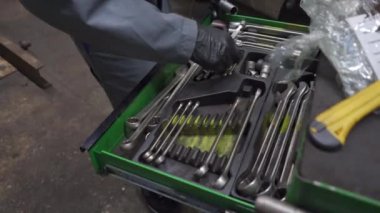 adam arabayı hizmetindeki araçları seçer