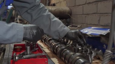 bir erkek, araba servisi motor parçaları üzerinde gider