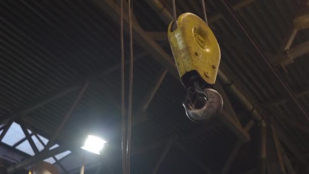 Haak van de kraan in het tankstation — Stockvideo