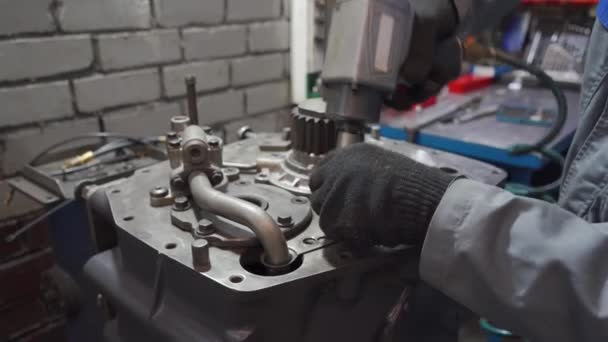 Male pneumatic mechanic disassembles engine — Stock Video