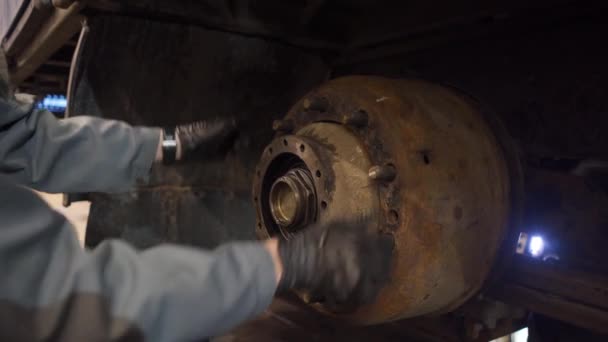 Mecánico masculino gira la rueda — Vídeo de stock