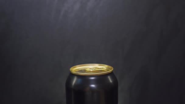 Mans mano abre una lata de cerveza — Vídeo de stock