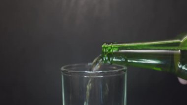 Bira şişeden dökülür.