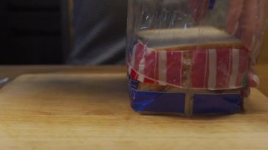 kadın ekmek bir masanın üzerine koyar.