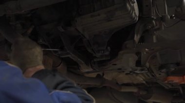 Araba tamircisi bir asansör bir araba tamir