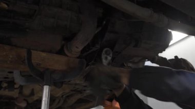 Araba tamircisi bir asansör bir araba tamir