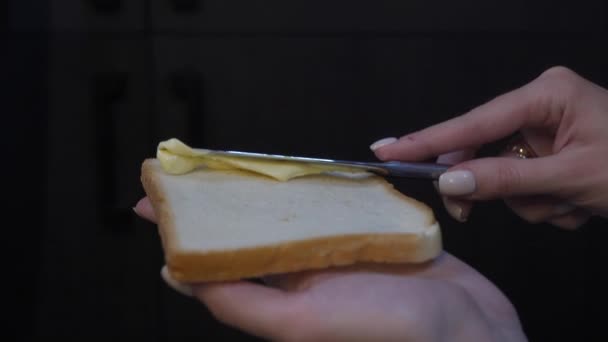 Nahaufnahme-Video: Cremige Butter auf einem Stück Brot verteilen — Stockvideo