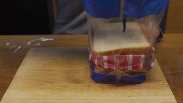Mulher põe pão em uma mesa — Vídeo de Stock