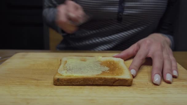 Man tar två limpor bröd — Stockvideo