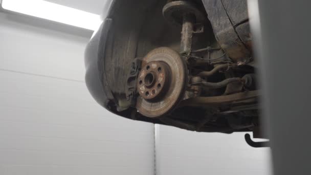 Автомобильный тормозной диск на лифте — стоковое видео