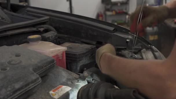 Gros plan : les mains d'un mécanicien automobile avec une pince à épiler — Video