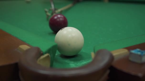 Ein Mann, der Billard spielt, schlug eine bordeauxfarbene Kugel und erzielte Weiß in der Tasche — Stockvideo