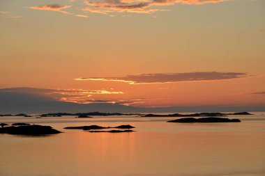 Norveç Denizi üzerinde günbatımında çekilen fotoğraf